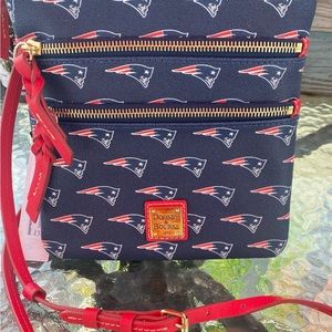 💙🏈Dooney and Bourke Triple Zip Crossbody New England Patriots💙🏈
